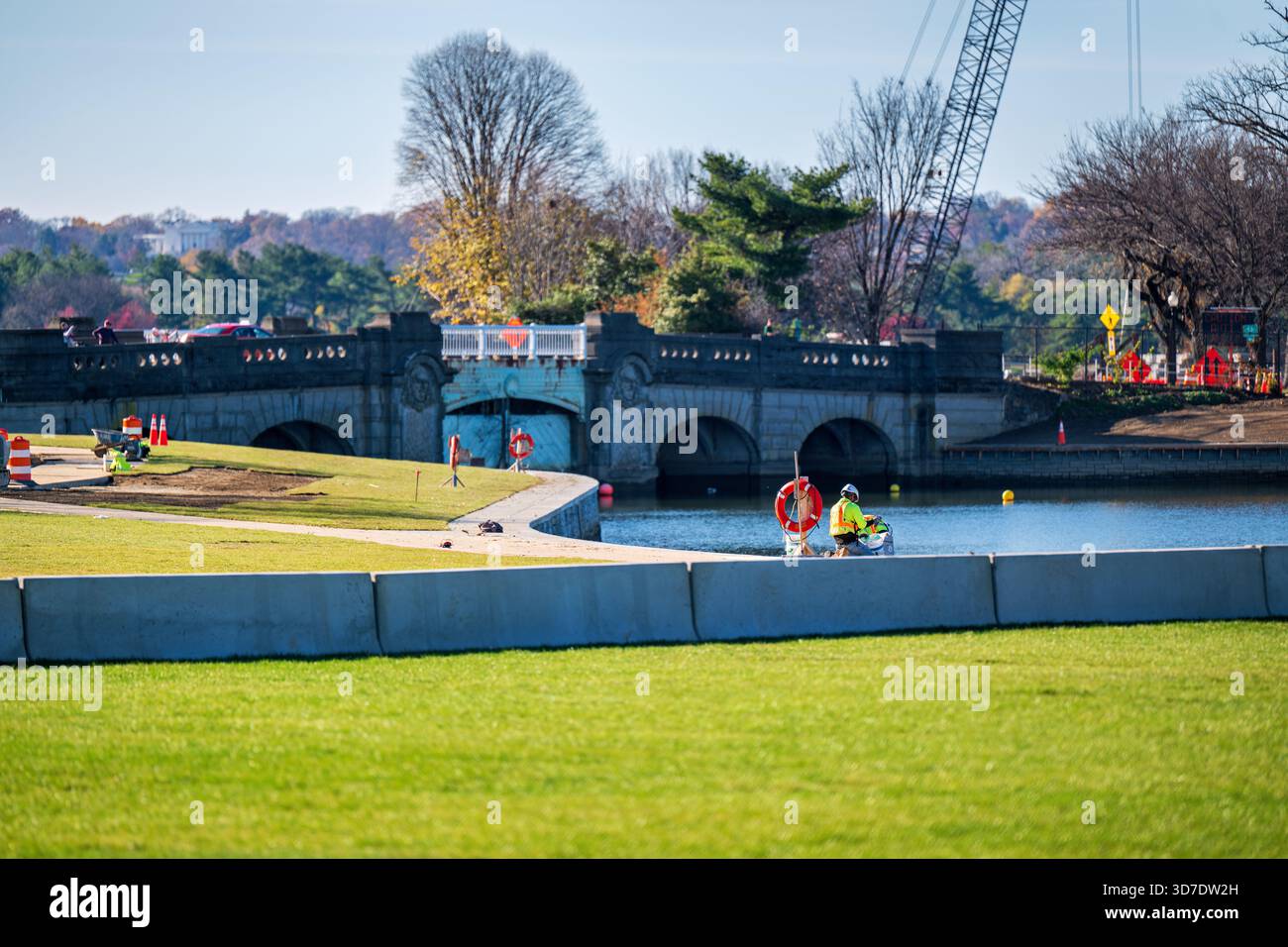 WASHINGTON DC - il progetto Tidal Basin Seawall Construction Project è visibile nell'angolo meridionale del bacino Tidal il 24 novembre 2025. Questa prospettiva, presa nei pressi del Jefferson Memorial, guarda verso ovest verso lo storico Inlet Bridge. Il progetto mira a riparare e sostituire le dighe che si deteriorano intorno al bacino delle Tidal. Questo serbatoio artificiale è una parte fondamentale del National Mall, circondato da monumenti commemorativi iconici. L'Inlet Bridge, costruito nel 1917, collega West Potomac Park all'area commemorativa. Foto Stock