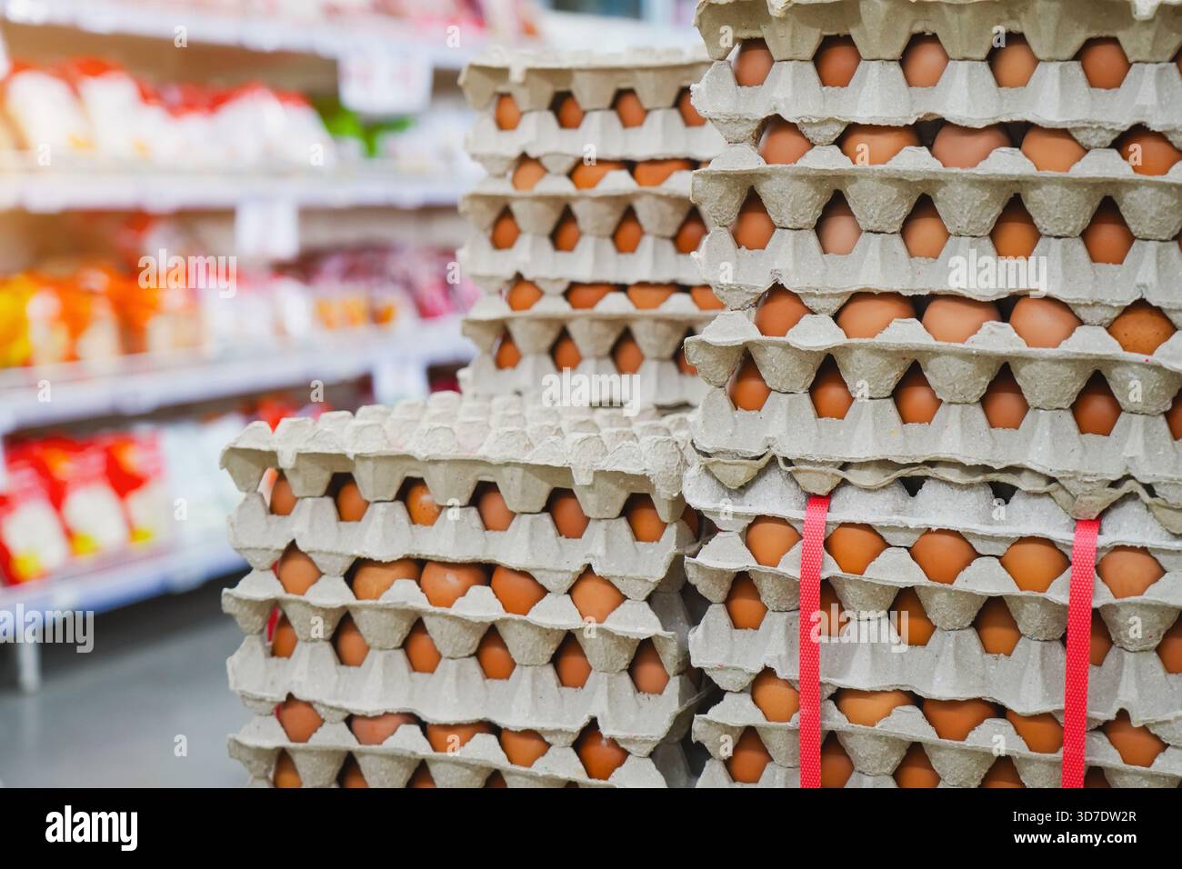 Uova provenienti da allevamenti di galline contenute nell’imballaggio che sono state conservate per la vendita all’ingrosso all’immagazzinamento, al trasporto e alla vendita. Foto Stock