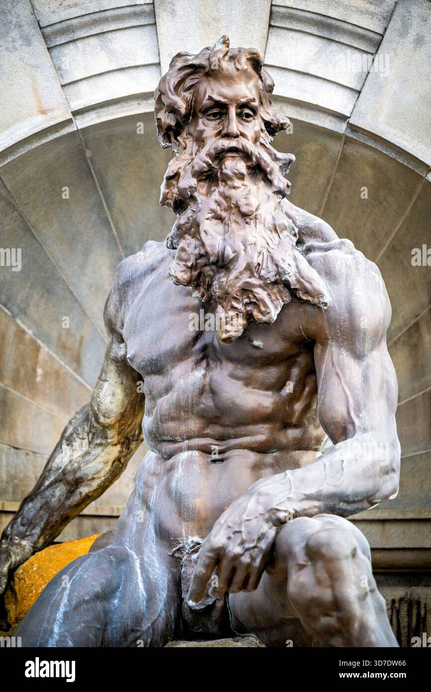 WASHINGTON DC - la scultura in bronzo di Nettuno, una figura centrale di 3,7 metri di Roland Hinton Perry, fa parte della Court of Nettuno Fountain presso la Library of Congress Thomas Jefferson Building. Questa rappresentazione muscolare del dio romano del mare fu fusa dalla Henry-Bonnard Bronze Company e completata nel 1898 per $ 22.000. Ispirata alla Fontana di Trevi di Roma, è un risultato determinante della scultura Beaux-Arts americana dell'età dorata. Dopo diversi restauri, la fontana rimane operativa oggi all'ingresso ovest del Jefferson Building. Foto Stock
