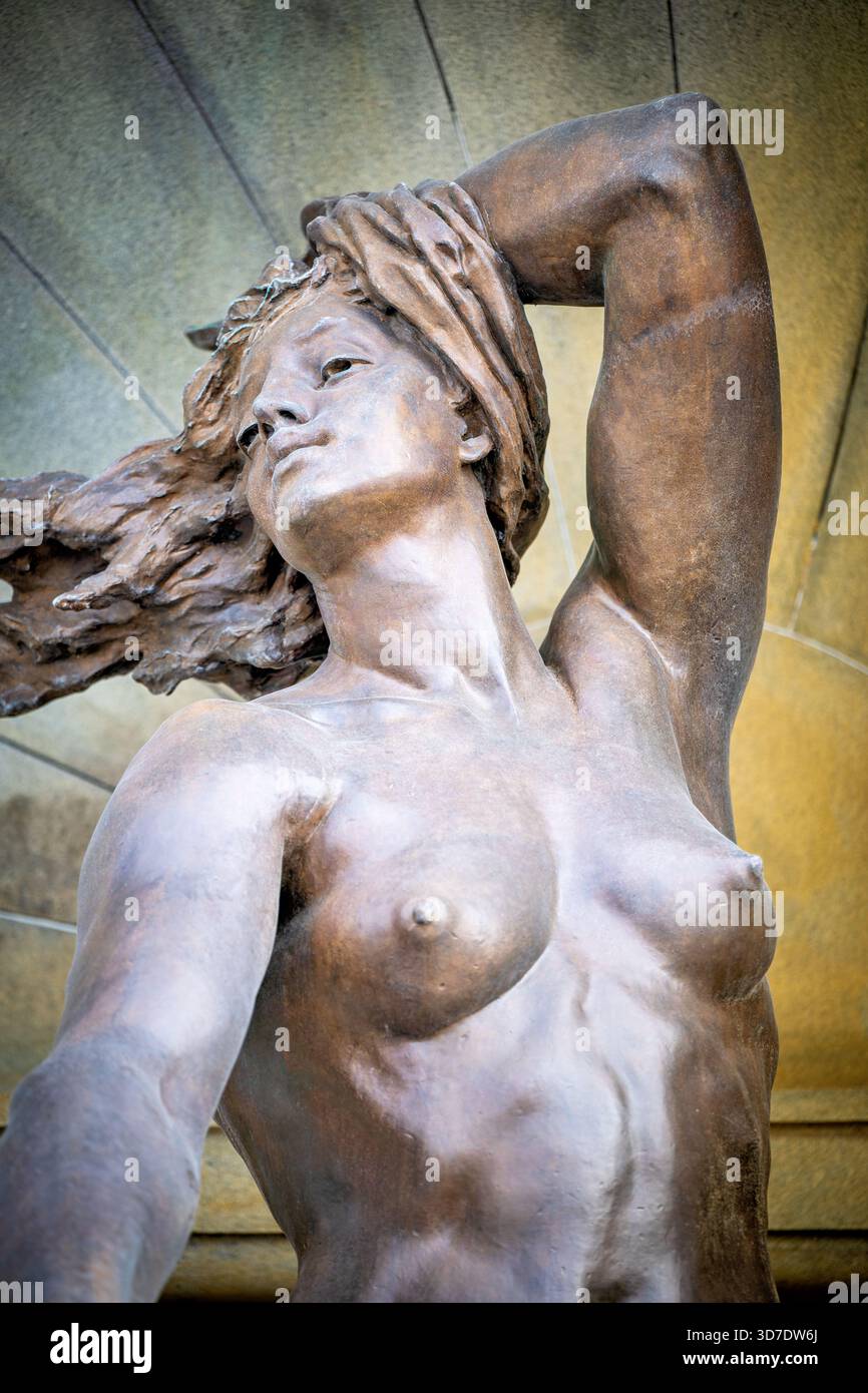 WASHINGTON DC - Una scultura in bronzo di naiad, una delle due figure di 3 metri, fa parte della Court of Nettune Fountain presso la Library of Congress Thomas Jefferson Building. Progettato da Roland Hinton Perry e fuso dalla Henry-Bonnard Bronze Company, questo capolavoro di Beaux-Arts è stato completato il 23 febbraio 1898. La fontana, ispirata alla Fontana di Trevi a Roma, presenta figure mitologiche in scala eroica ed è larga 50 piedi (15 metri). Realizzate con circa il 88% di rame e il 12% di stagno, le figure in bronzo sono collocate all'interno di un bacino di granito. E' liberamente accessibile in Neptune Plaza, Greet Foto Stock