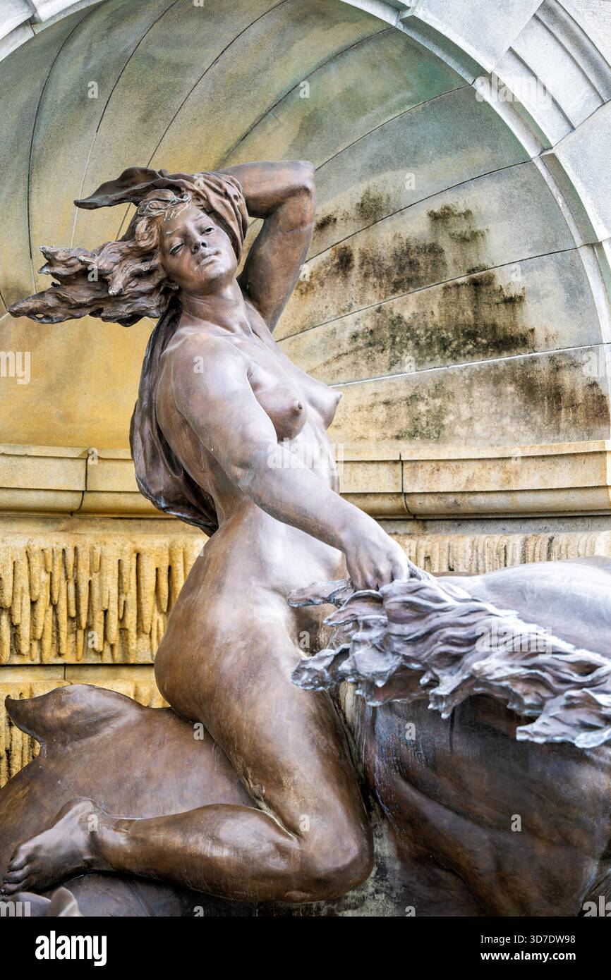 WASHINGTON DC - Una scultura di bronzo naiad che cavalca un ippocampo fa parte della Court of Neptune Fountain presso la Library of Congress Thomas Jefferson Building. Progettata da Roland Hinton Perry e completata il 23 febbraio 1898, questa fontana in bronzo e granito larga 50 piedi (15 metri) è un monumento alle Belle Arti americane. Ispirata alla Fontana di Trevi di Roma, è l'acqua più ornata dell'età dorata d'America. Foto Stock