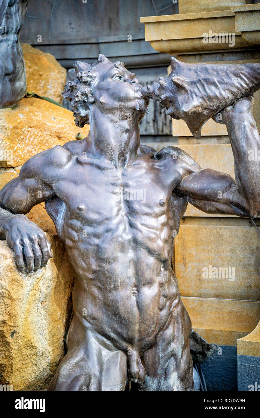 WASHINGTON DC - Una scultura in bronzo di Tritone, una muscolosa figura maschile alta 3,7 metri che soffia una conchiglia, è mostrata alla Court of Nettuno Fountain. Questo monumento in bronzo e granito largo 50 piedi (15 metri), completato nel 1898, si trova presso la Biblioteca del Congresso Thomas Jefferson Building. Progettata da Roland Hinton Perry, è una scultura Beaux-Arts americana che si ispira alla Fontana di Trevi di Roma. Foto Stock