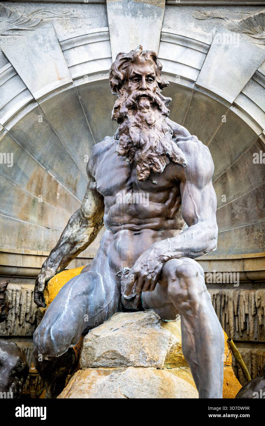 WASHINGTON DC - Nettuno, la figura centrale in bronzo di 3,66 metri della Court of Nettuno Fountain presso la Library of Congress Thomas Jefferson Building, è il dio romano del mare. Progettata da Roland Hinton Perry, questa fontana semicircolare in bronzo e granito larga 50 piedi (15 metri) è stata completata il 23 febbraio 1898. Al completamento, fu salutata come la fontana più ornata d'America e un risultato determinante della scultura Beaux-Arts. La fontana rimane operativa oggi all'ingresso ovest dell'edificio, contribuendo alla designazione del monumento storico nazionale del Thomas Jefferson Building. Foto Stock