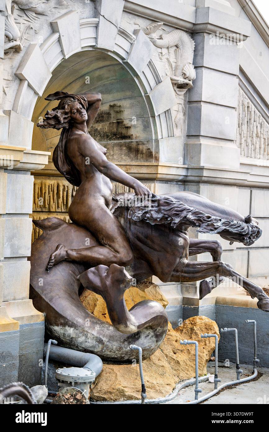 WASHINGTON DC - Una scultura di bronzo naiad che cavalca un ippocampo è presente nella Court of Nettune Fountain presso la Library of Congress Thomas Jefferson Building. Completata nel 1898, questa fontana semicircolare in bronzo e granito larga 50 piedi (15 metri) è una scultura di Beaux-Arts americana. Progettato da Roland Hinton Perry con elementi in rilievo da Albert Weinert, le sue figure mitologiche su scala eroica furono fuse dalla Henry-Bonnard Bronze Company. Ispirato alla Fontana di Trevi di Roma, si trova all'ingresso occidentale del National Historic Landmark. Dopo importanti restauri, la fontana rema Foto Stock