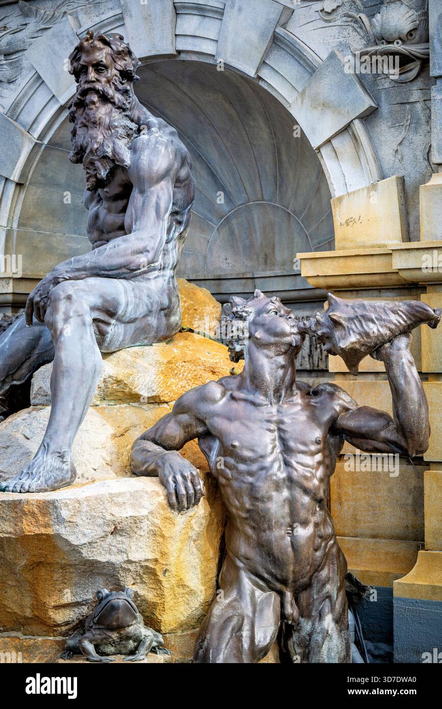 WASHINGTON DC - la Court of Nettuno Fountain presso la Library of Congress il Thomas Jefferson Building presenta una scultura in bronzo di 3,7 metri di Nettuno e un Tritone. Questo monumento in bronzo e granito largo 50 piedi (15 metri) è stato progettato da Roland Hinton Perry e completato nel 1898. Ispirata alla Fontana di Trevi di Roma, è una scultura Beaux-Arts americana che raffigura figure mitologiche con getti d'acqua. La fontana rimane operativa dopo i restauri ed è liberamente accessibile. Foto Stock