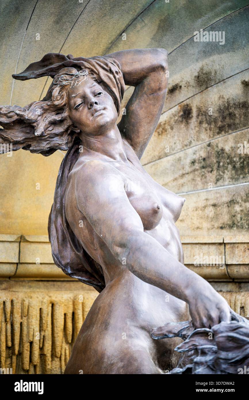 WASHINGTON DC - Una scultura in bronzo di naiad, una delle due figure di 3 metri, fa parte della Court of Nettune Fountain presso la Library of Congress Thomas Jefferson Building. Progettato da Roland Hinton Perry e fuso dalla Henry-Bonnard Bronze Company, questo capolavoro di Beaux-Arts è stato completato il 23 febbraio 1898. La fontana, ispirata alla Fontana di Trevi a Roma, presenta figure mitologiche in scala eroica ed è larga 50 piedi (15 metri). Realizzate con circa il 88% di rame e il 12% di stagno, le figure in bronzo sono collocate all'interno di un bacino di granito. E' liberamente accessibile in Neptune Plaza, Greet Foto Stock