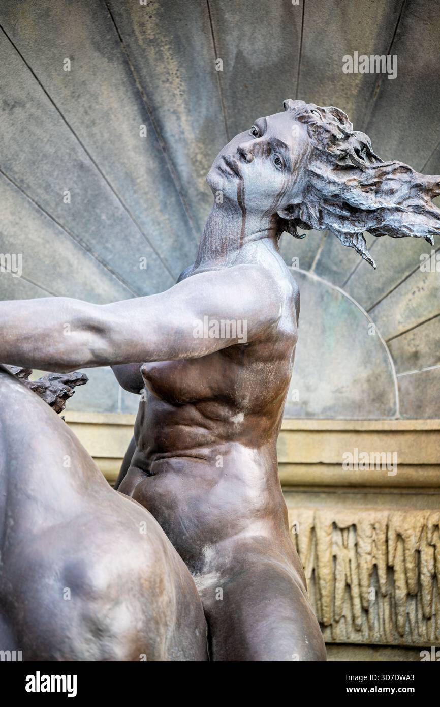 WASHINGTON DC - Una scultura in bronzo di naiad dalla Court of Neptune Fountain presso la Library of Congress Thomas Jefferson Building è un risultato determinante della scultura Beaux-Arts americana. Completata il 23 febbraio 1898, la fontana semicircolare larga 50 piedi (15 metri) è stata progettata da Roland Hinton Perry, ispirata alla Fontana di Trevi a Roma. Presenta figure mitologiche in scala eroica, tra cui naiadi di 3 metri che cavalcano ippocampi, fuse dalla Henry-Bonnard Bronze Company. La fontana, che costa 000 dollari, rimane operativa oggi dopo numerosi restauri, salutando i visitatori al Jef Foto Stock