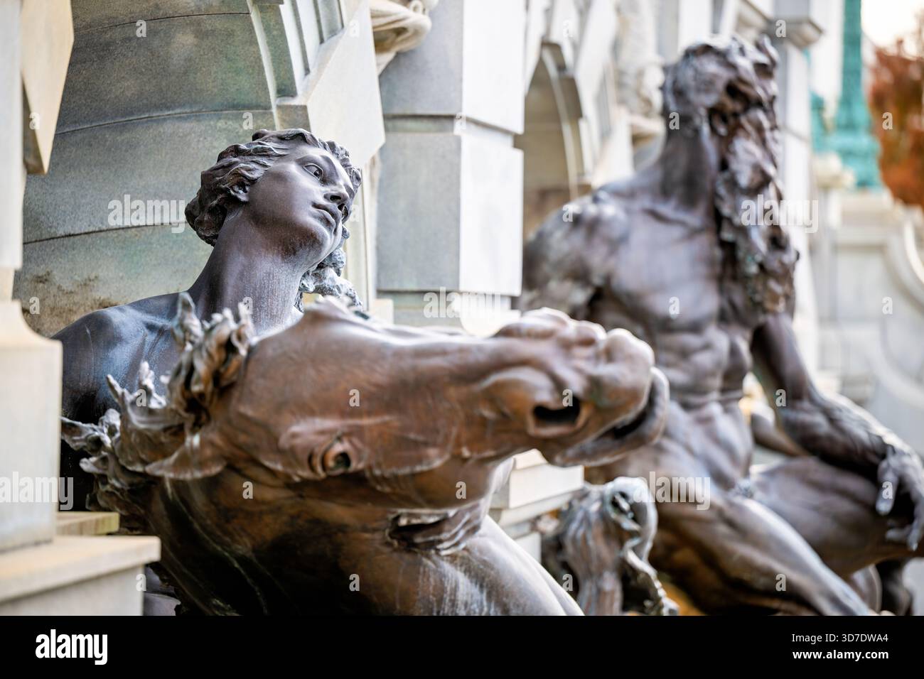 WASHINGTON DC - la fontana della Corte di Nettuno presso la Biblioteca del Congresso Thomas Jefferson Building presenta figure mitologiche in bronzo, tra cui naiadi che cavalcano ippocampi. Progettata da Roland Hinton Perry e completata il 23 febbraio 1898, questa fontana semicircolare in bronzo e granito larga 50 piedi (15 metri) è una scultura di Beaux-Arts americana. Ispirata alla Fontana di Trevi di Roma, presenta figure eroiche di Nettuno, Tritoni e naiadi. Queste figure sono state fuse dalla Henry-Bonnard Bronze Company utilizzando le tradizionali tecniche di fusione della sabbia. Situato nella zona ovest del Jefferson Building Foto Stock
