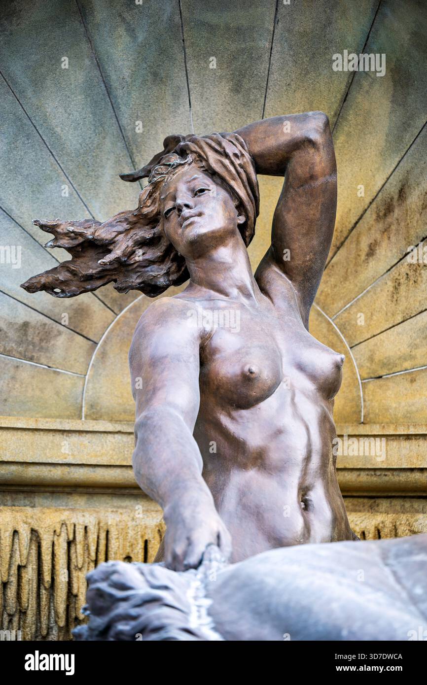 WASHINGTON DC - Una scultura in bronzo di naiad, una delle due figure di 3 metri, fa parte della Court of Nettune Fountain presso la Library of Congress Thomas Jefferson Building. Progettato da Roland Hinton Perry e fuso dalla Henry-Bonnard Bronze Company, questo capolavoro di Beaux-Arts è stato completato il 23 febbraio 1898. La fontana, ispirata alla Fontana di Trevi a Roma, presenta figure mitologiche in scala eroica ed è larga 50 piedi (15 metri). Realizzate con circa il 88% di rame e il 12% di stagno, le figure in bronzo sono collocate all'interno di un bacino di granito. E' liberamente accessibile in Neptune Plaza, Greet Foto Stock