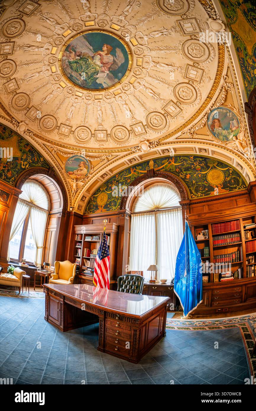 WASHINGTON DC - l'Ufficio cerimoniale del bibliotecario nella Biblioteca del Congresso Jefferson Building servì come ufficio del bibliotecario dal 1897 al 1980. Il suo soffitto a cupola presenta un dipinto centrale di Edward J. Holslag, inciso "Litera scripta manet" (la parola scritta dura). L'intonaco di Albert Weinert include figure greche e ornamenti dorati. Quattro dipinti d'angolo mostrano frasi latine. Questa sala storicamente significativa presenta un'arte magistrale. Foto Stock