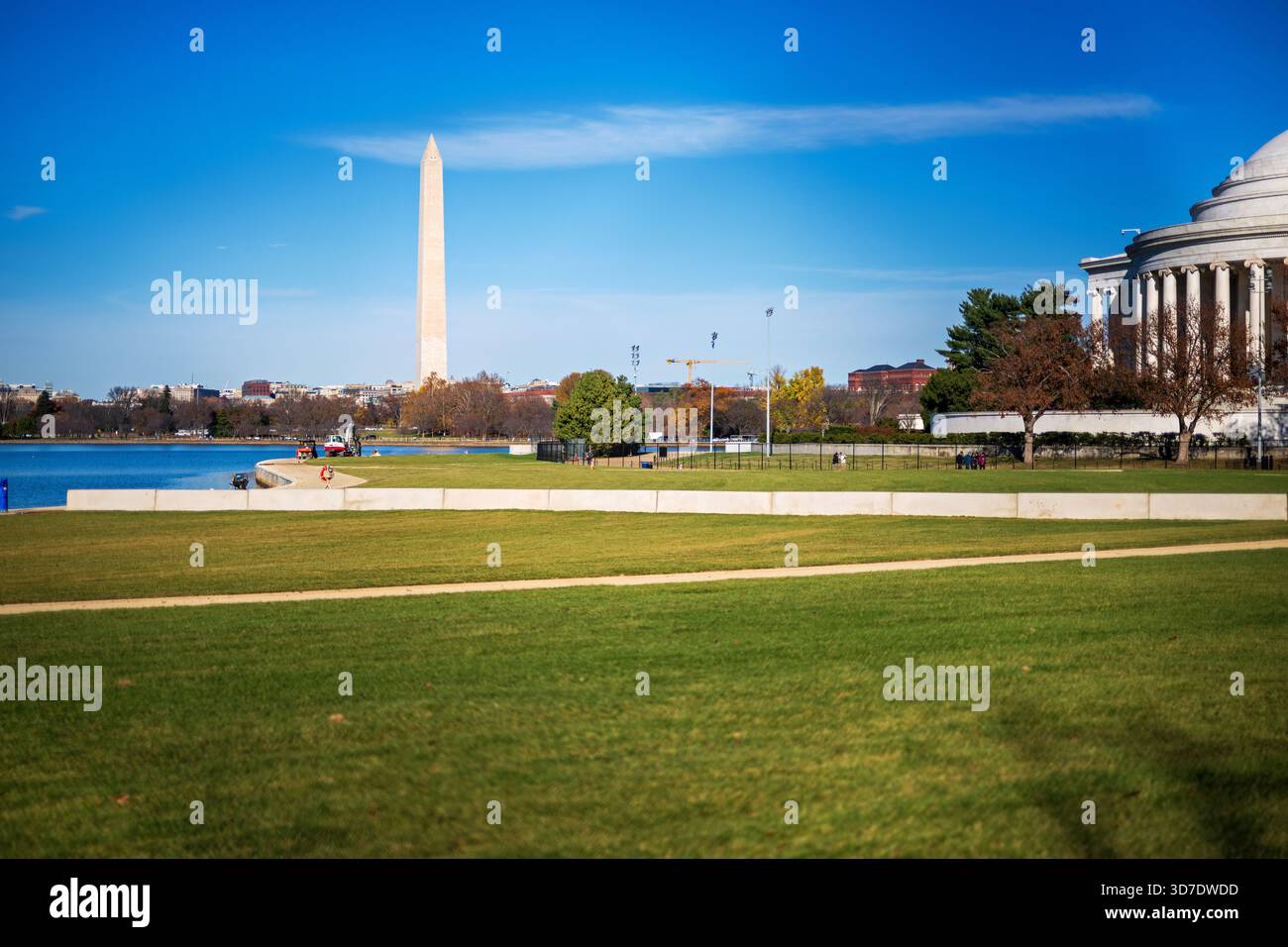 WASHINGTON DC - la costruzione della banchina del bacino del Tidal è in corso nell'angolo meridionale del bacino del Tidal il 24 novembre 2025. Questo progetto ha lo scopo di riparare e innalzare le dighe che circondano l'iconico bacino delle maree, un bacino artificiale artificiale di Washington DC. Sullo sfondo, il monumento a Washington e il Jefferson Memorial sono ben visibili. I lavori in corso affrontano il cedimento e proteggono i monumenti nazionali circostanti da inondazioni e danni strutturali. Foto Stock