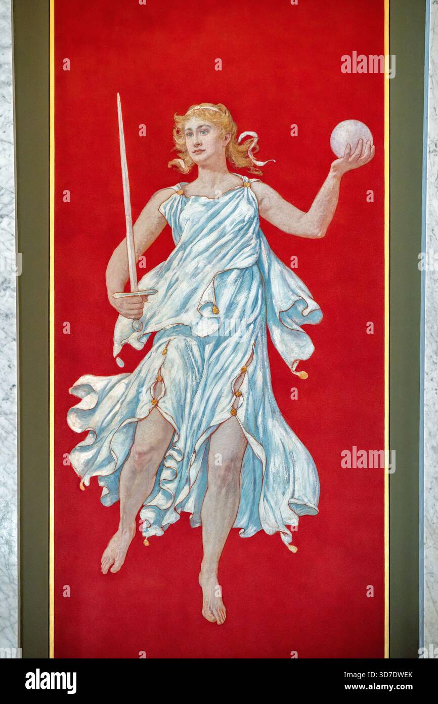 WASHINGTON DC — il dipinto allegorico Guerra di Kenyon Cox è esposto nella sala grande della Biblioteca del Congresso Thomas Jefferson Building. Questo murale raffigura una figura femminile che regge una spada e un globo, simboleggiando la forza e il conflitto come parte della civiltà umana. È una delle numerose opere di Cox nell'edificio, che contribuiscono al grande schema decorativo. Il dipinto fa parte della sua serie The Evolution of Civilization, che adorna il corridoio nord. Completato nel 1897, il Thomas Jefferson Building è il più antico degli edifici della Biblioteca del Congresso. Foto Stock