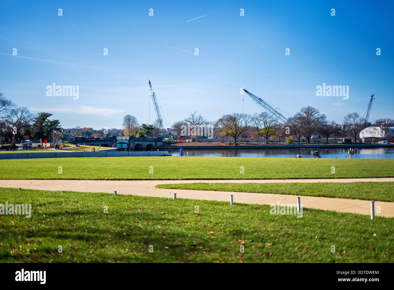 WASHINGTON DC - il progetto Tidal Basin Seawall Construction Project è visibile nell'angolo meridionale del bacino Tidal come visto il 24 novembre 2025. Questa prospettiva è guardando da vicino al Jefferson Memorial ovest verso l'Inlet Bridge, mostrando le gru da costruzione e i lavori in corso. L'ampio progetto mira a ricostruire e rafforzare il deteriorarsi delle dighe che circondano il bacino delle Tidal. Queste riparazioni critiche delle infrastrutture proteggono i monumenti iconici dal cedimento e dall'innalzamento del livello dell'acqua, garantendo la conservazione di questo paesaggio storico nella capitale della nazione. Foto Stock