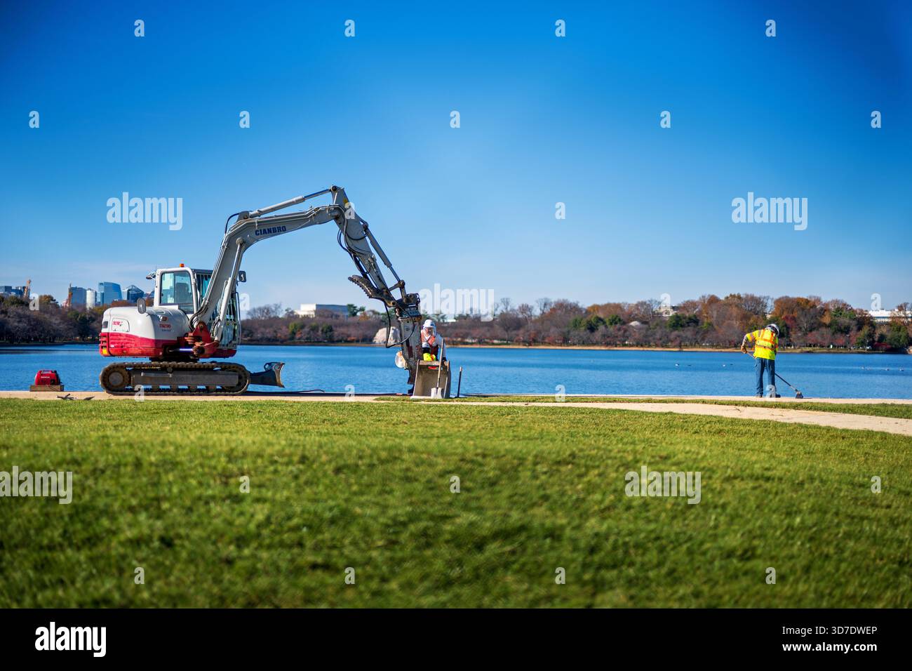 WASHINGTON DC - il progetto Tidal Basin Seawall Construction Project è visto nell'angolo meridionale del bacino Tidal il 24 novembre 2025, con lavoratori che gestiscono un escavatore. Questa iniziativa pluriennale per le infrastrutture mira a riparare e sollevare le dighe che si deteriorano intorno al bacino delle Tidal. Il progetto riguarda il terreno che affonda e le frequenti inondazioni. Questi temi minacciano monumenti nazionali iconici, tra cui il Jefferson Memorial e il Franklin Delano Roosevelt Memorial. Gestito dal National Park Service, il bacino delle maree è un bacino artificiale adiacente al fiume Potomac, creato nel Foto Stock
