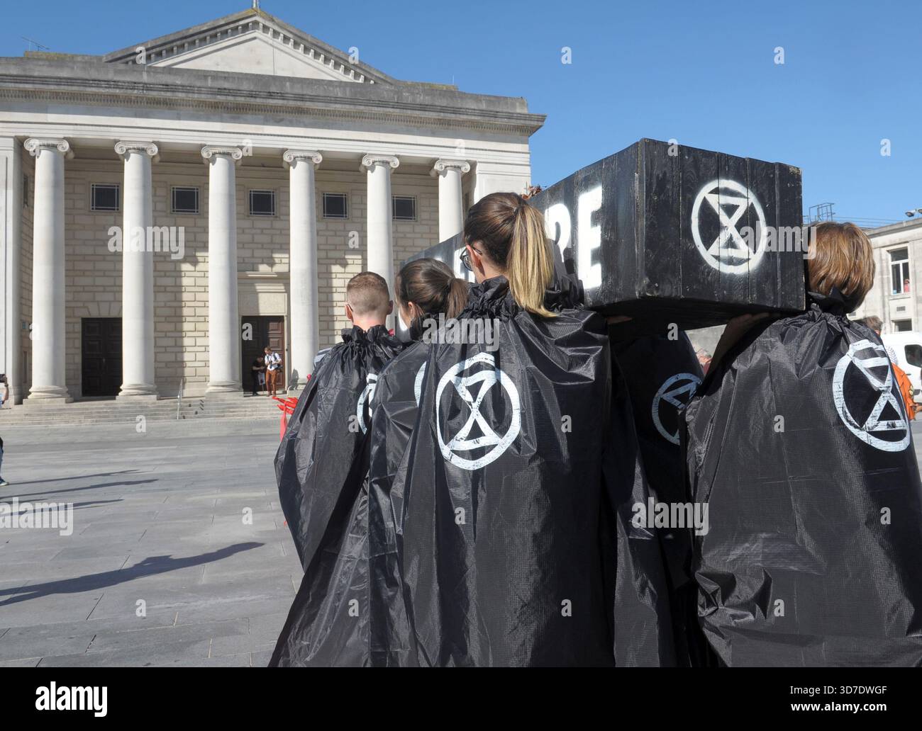 Southampton Regno Unito 20 settembre 2019 diversi gruppi ambientalisti si riuniscono in Guildhall Square come parte dello sciopero internazionale del clima. Portatori Pall A. Foto Stock