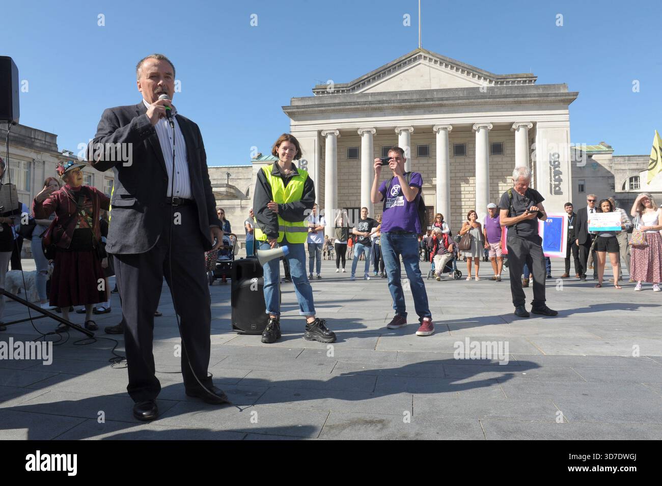 Southampton Regno Unito 20 settembre 2019 diversi gruppi ambientalisti si riuniscono in Guildhall Square come parte dello sciopero internazionale del clima. Deputato locale Alan Foto Stock