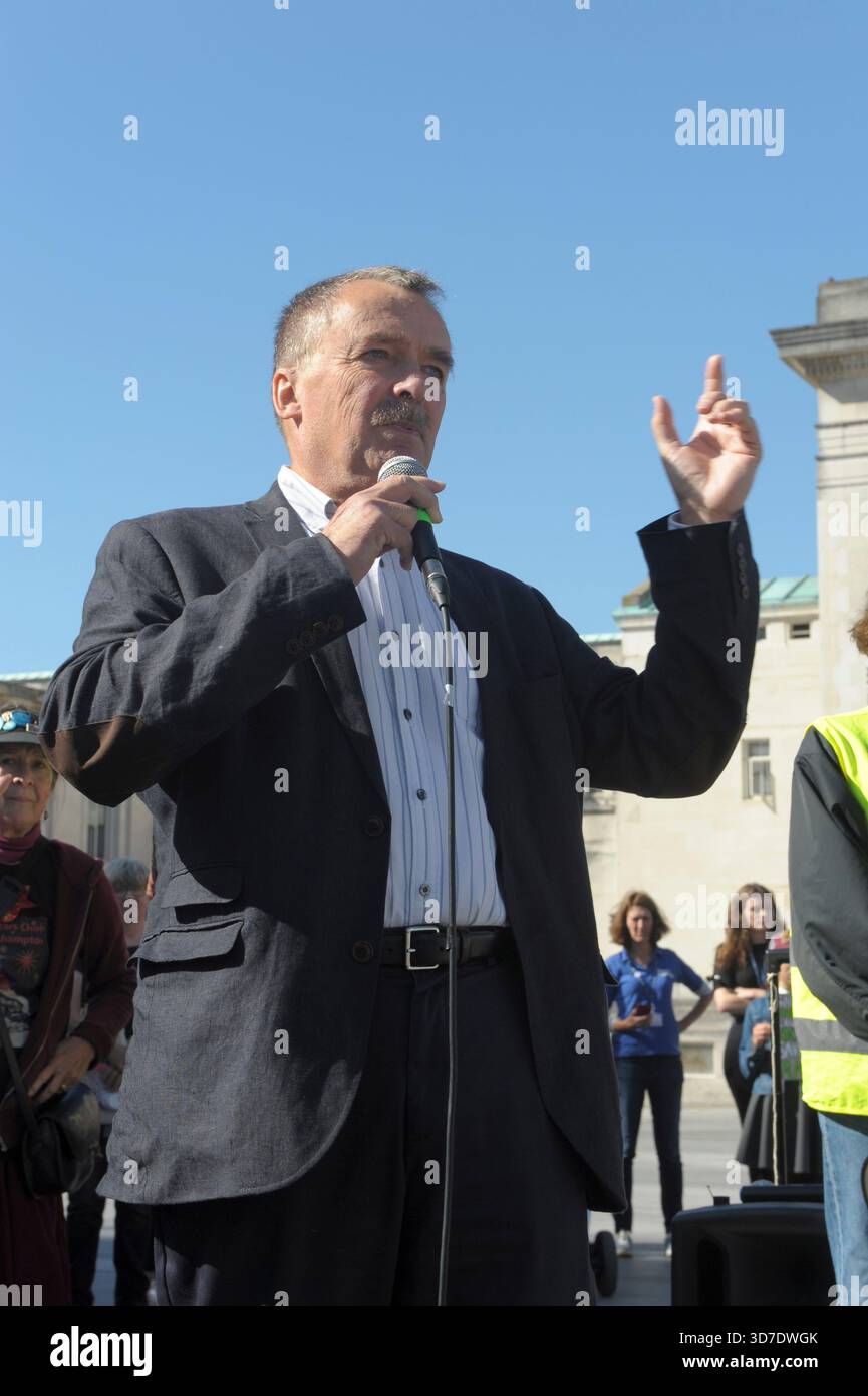 Southampton Regno Unito 20 settembre 2019 diversi gruppi ambientalisti si riuniscono in Guildhall Square come parte dello sciopero internazionale del clima. Deputato locale Alan Foto Stock