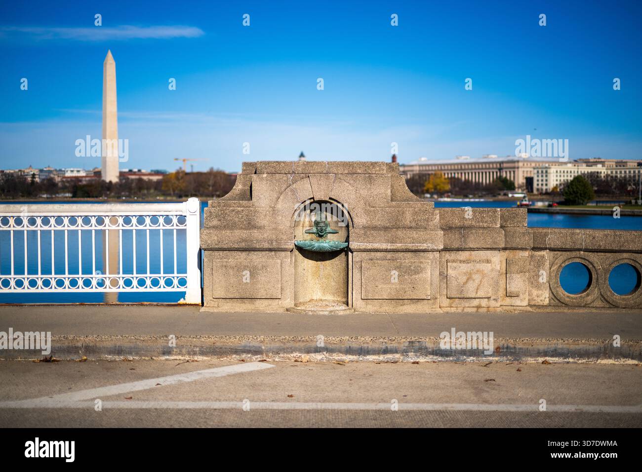 WASHINGTON DC - le fontane dei pesci del Ponte dell'Inlet presso il bacino delle Tidal sono stravaganti sculture in bronzo create da Costantino Seferlis nel 1987. Queste caratteristiche uniche rendono omaggio a Manus "Jack" Fish, ex direttore regionale del National Park Service. Fish supervisionò importanti progetti di Washington DC, tra cui Constitution Gardens e Vietnam Veterans Memorial, prima del suo ritiro. Le sculture, che sostituirono le originali fontane di bronzo, fondono le caratteristiche di Fish con un corpo simile a un pesce, un giocoso richiamo al suo nome e alla sua eredità. Foto Stock