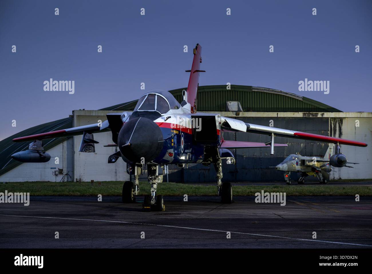 Jet della Guerra fredda illuminato durante un servizio fotografico notturno presso il South Wales Aviation Museum di St Athan, che mette in evidenza il patrimonio dell'aviazione conservato. Foto Stock