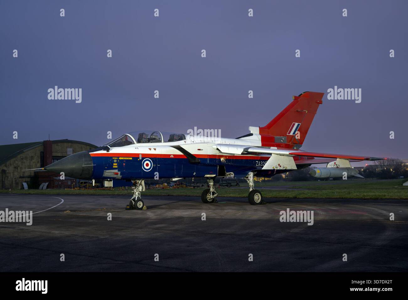 Jet della Guerra fredda illuminato durante un servizio fotografico notturno presso il South Wales Aviation Museum di St Athan, che mette in evidenza il patrimonio dell'aviazione conservato. Foto Stock