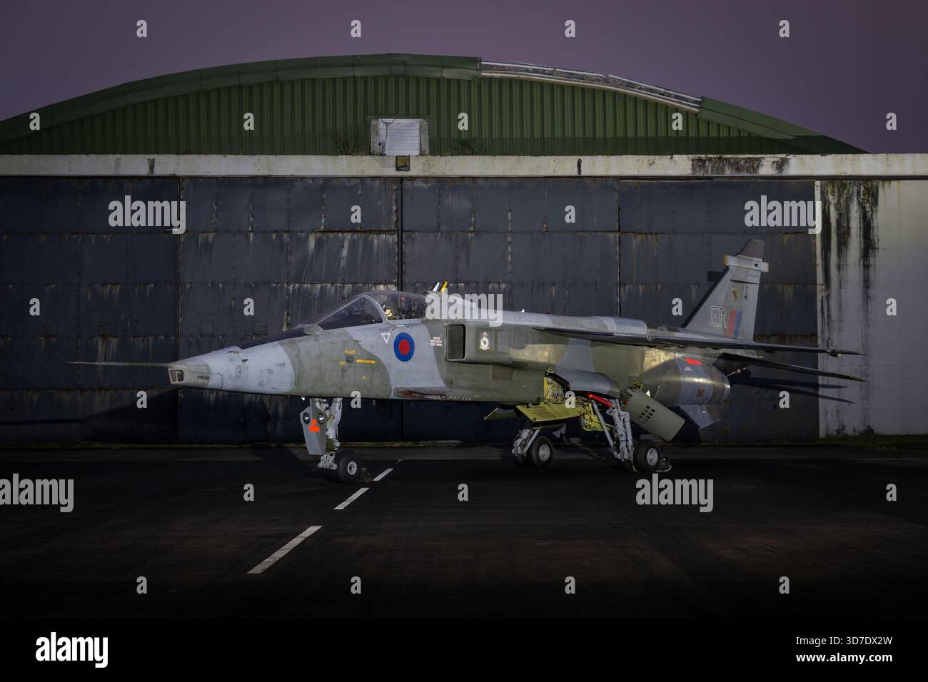 Jet della Guerra fredda illuminato durante un servizio fotografico notturno presso il South Wales Aviation Museum di St Athan, che mette in evidenza il patrimonio dell'aviazione conservato. Foto Stock