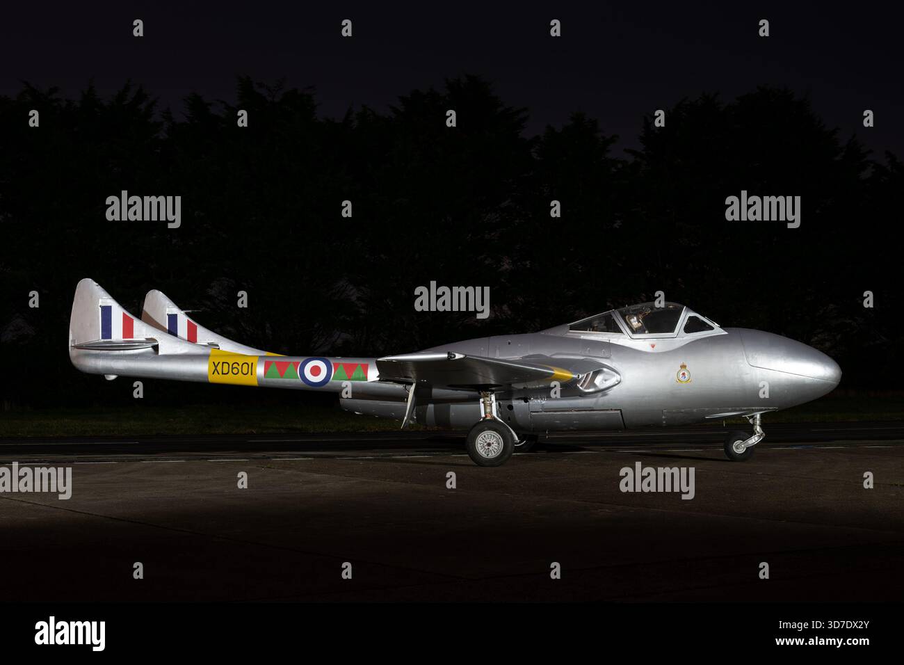 Jet della Guerra fredda illuminato durante un servizio fotografico notturno presso il South Wales Aviation Museum di St Athan, che mette in evidenza il patrimonio dell'aviazione conservato. Foto Stock