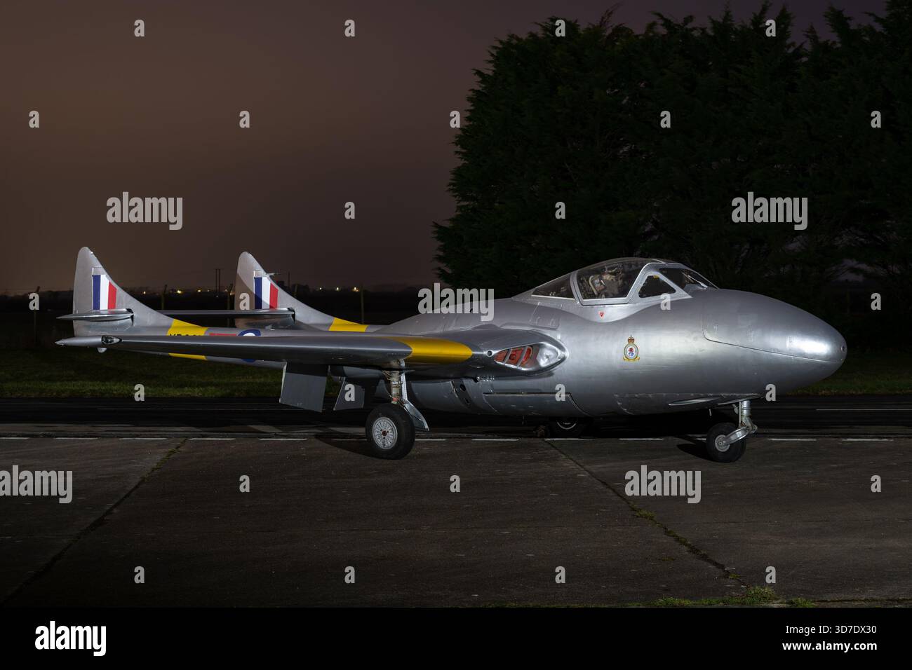 Jet della Guerra fredda illuminato durante un servizio fotografico notturno presso il South Wales Aviation Museum di St Athan, che mette in evidenza il patrimonio dell'aviazione conservato. Foto Stock