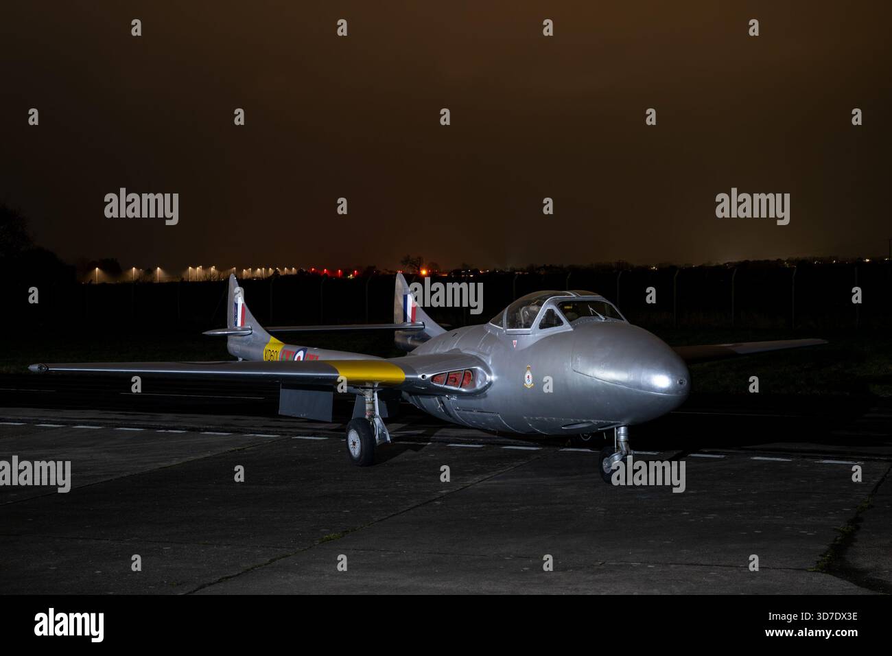 Jet della Guerra fredda illuminato durante un servizio fotografico notturno presso il South Wales Aviation Museum di St Athan, che mette in evidenza il patrimonio dell'aviazione conservato. Foto Stock