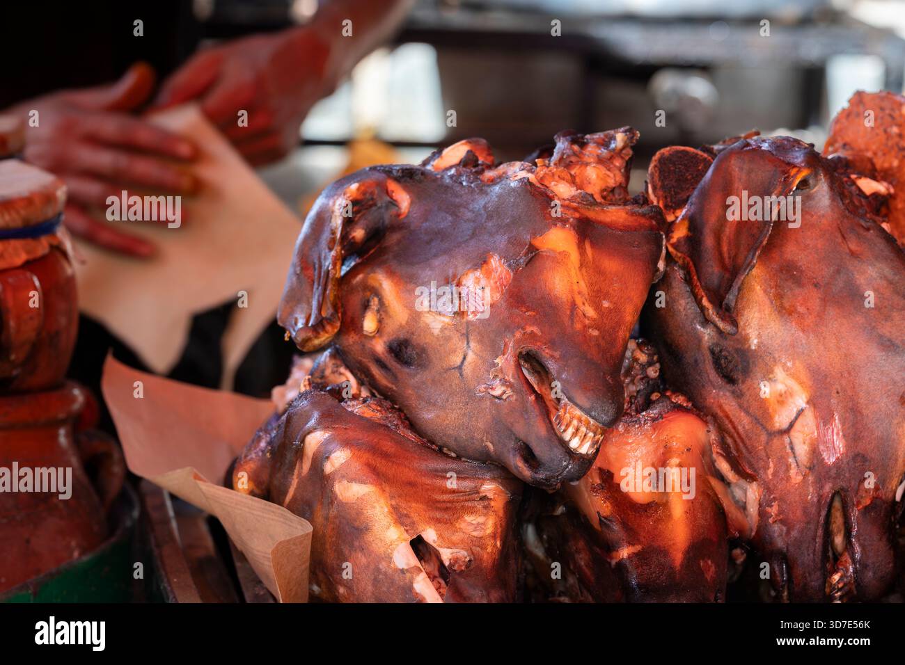 Agnello mechoui. Teste di pecore preparate in un chiosco di cibo nella piazza Jemaa el-Fnaa di Marrakech. Teste di pecora (solitamente cotte al vapore in una pentola speciale). Foto Stock