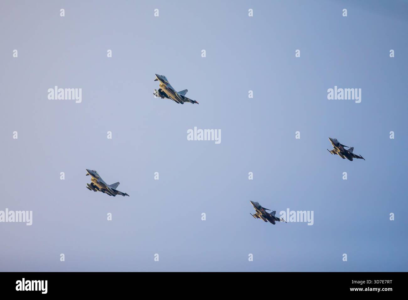 Jet NATO capaci di combattere che eseguono un movimento di formazione coordinato che enfatizza la difesa collettiva, il controllo tattico e la superiorità aerea dell'alleanza Foto Stock