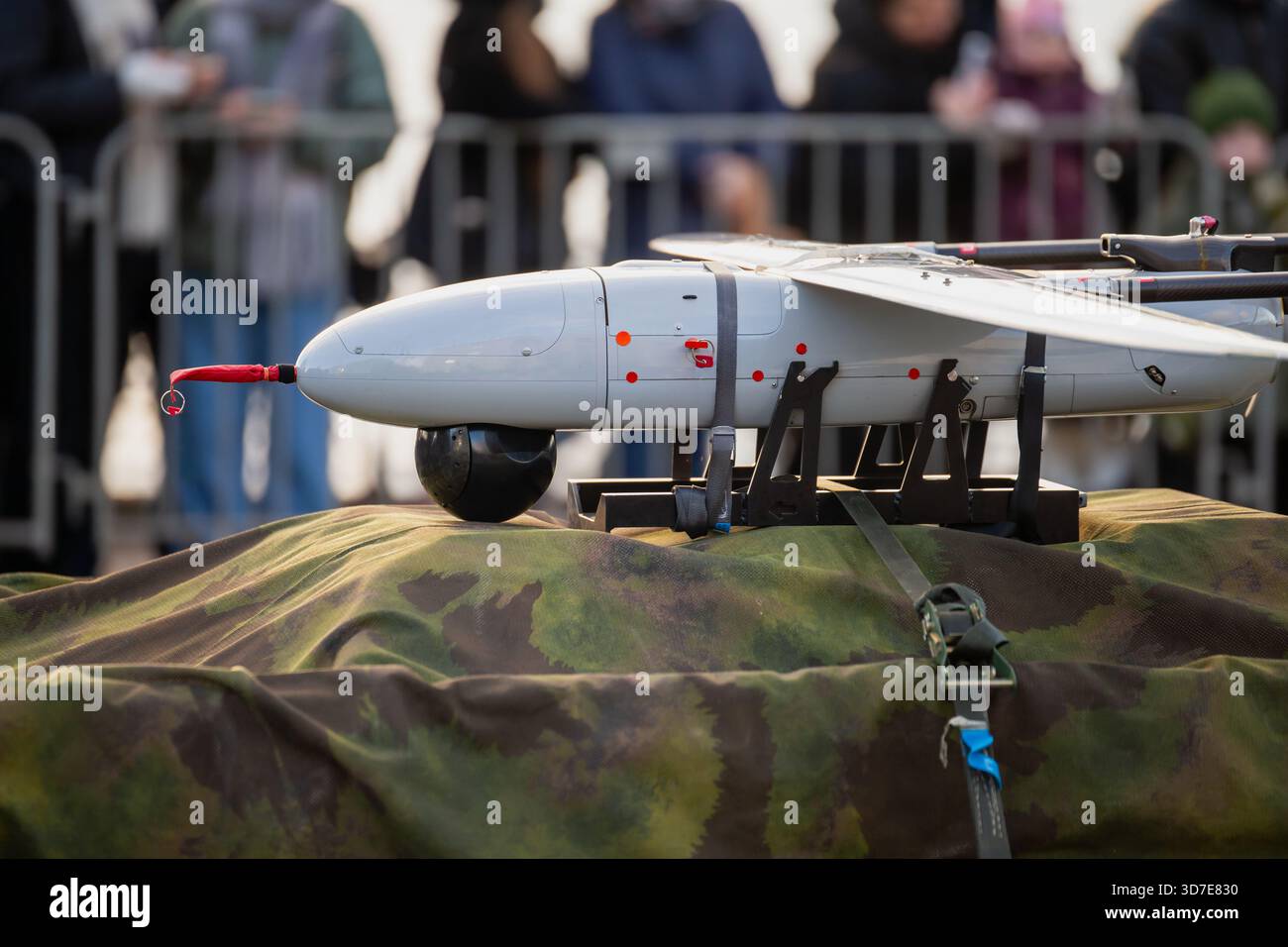 Piattaforma UAV tattica NATO caratterizzata da corpo snello, telaio di supporto ed elementi hardware operativi posizionati sulla superficie mimetica per dem alleato Foto Stock