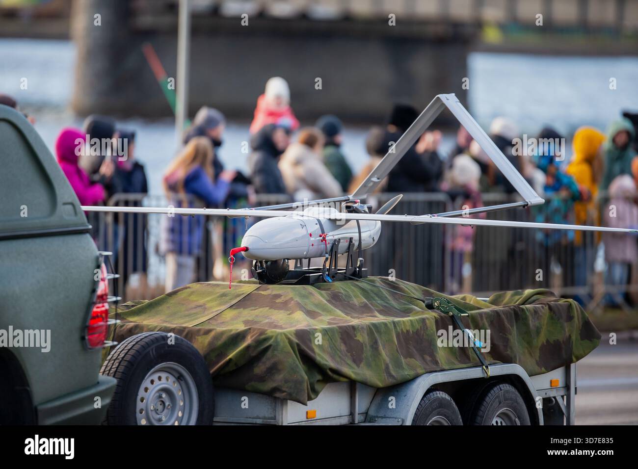 UAV tattico NATO con corpo, carrello di atterraggio e telaio di spiegamento ottimizzati fissati su un rimorchio mimetico per una dimostrazione operativa alleata Foto Stock