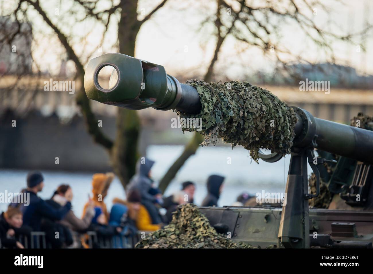 La struttura dettagliata del cilindro del carro armato NATO e gli elementi mimetici protettivi mostrati nelle forze corazzate dell'alleanza si concentrano sulla moderna vena di combattimento tracciata Foto Stock