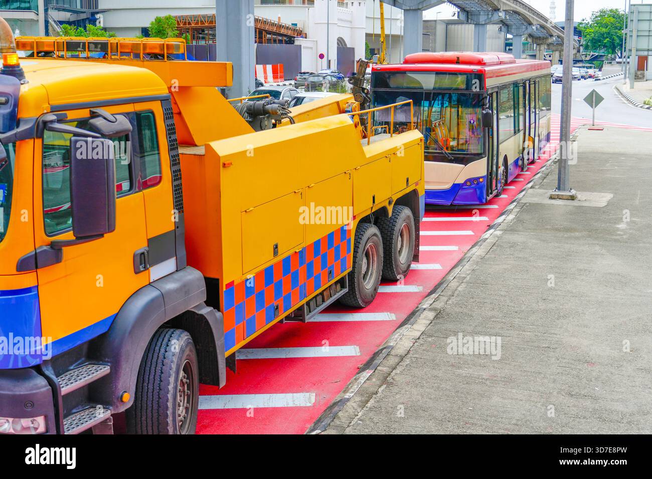 Riparazione e recupero veicolo evacuazione sul lato di emergenza della strada, pronto per il traino di un autobus cittadino rotto. Foto Stock