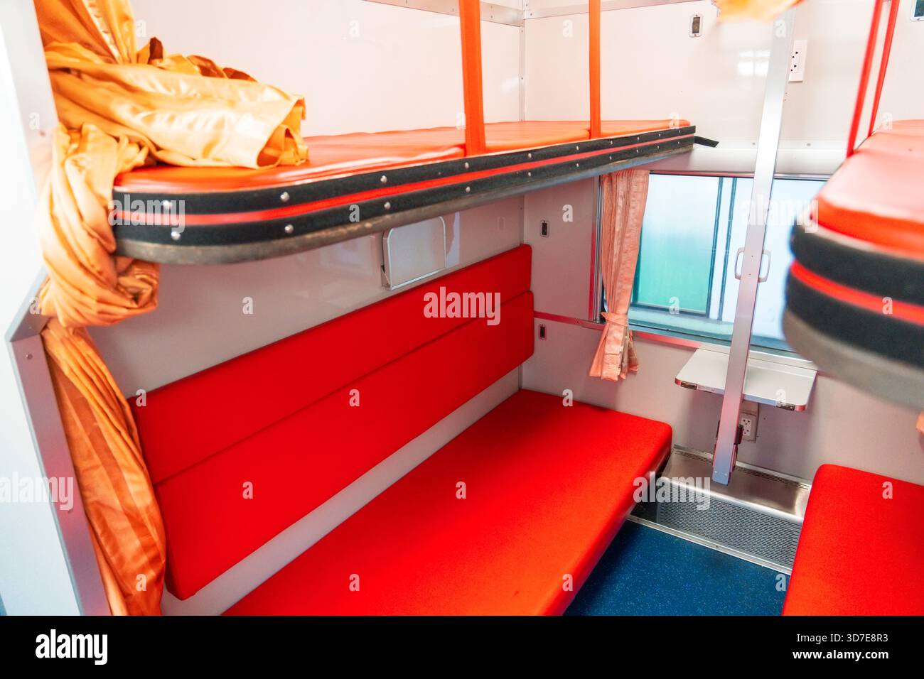 Zona riposo di un treno passeggeri dall'interno. Ormeggio superiore all'interno del passeggero di un vano letto in un treno. Foto Stock
