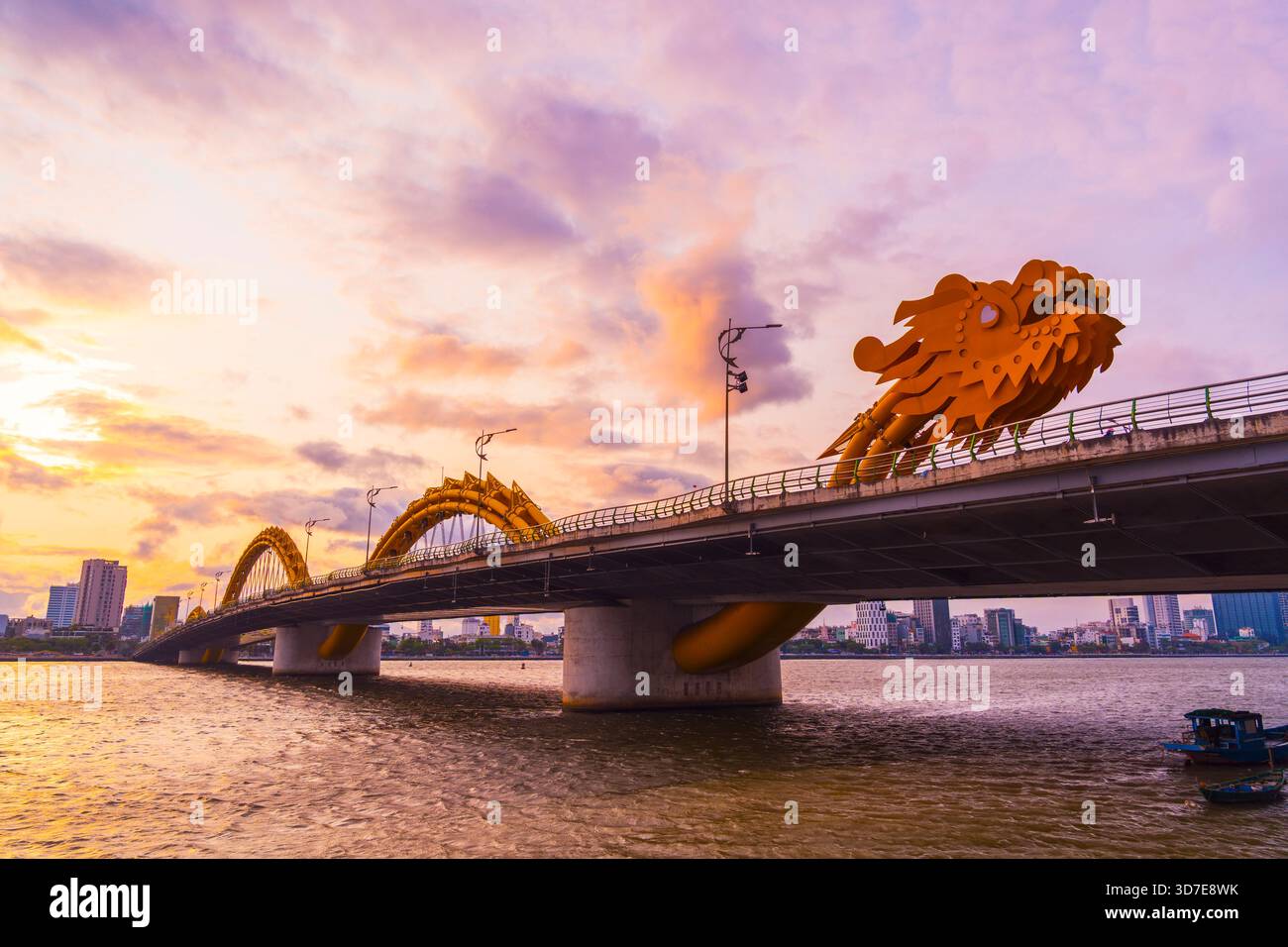 Ammira il ponte del Drago al tramonto, una sera di un'ora e mezza, con splendide nuvole dalla tinta calda. 18 marzo 2025. Foto Stock