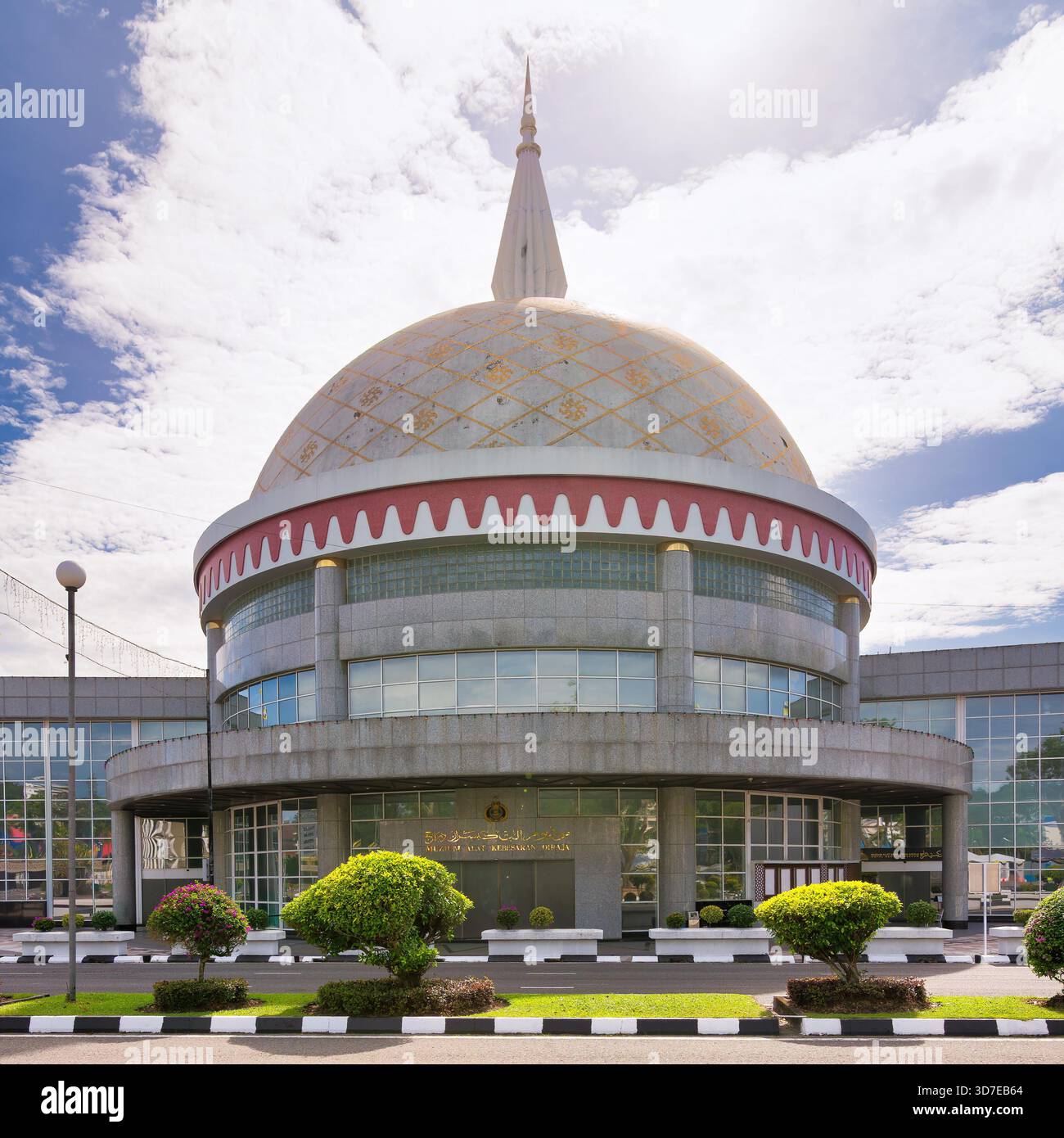Royal Regalia Museum, un edificio moderno con una cupola e una guglia dai motivi dorati, sotto un cielo nuvoloso luminoso a Bandar seri Begawan, Brunei Darussalam Foto Stock