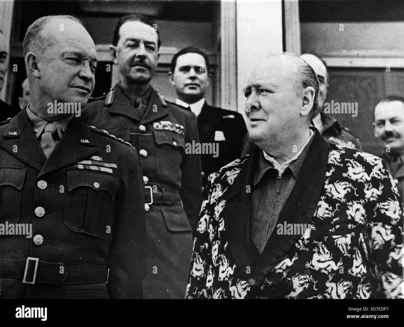 Il generale Dwight Eisenhower (a sinistra), comandante in capo alleato delle forze di secondo fronte che si organizzano in Gran Bretagna, il generale Harold Alexander (secondo da sinistra), comandante in capo alleato in Italia, e il primo ministro Winston Churchill (a destra), vestito da abito mentre si sta riprendendo da una malattia, si incontrano da qualche parte nell'area del Mediterraneo. 1944 Foto Stock