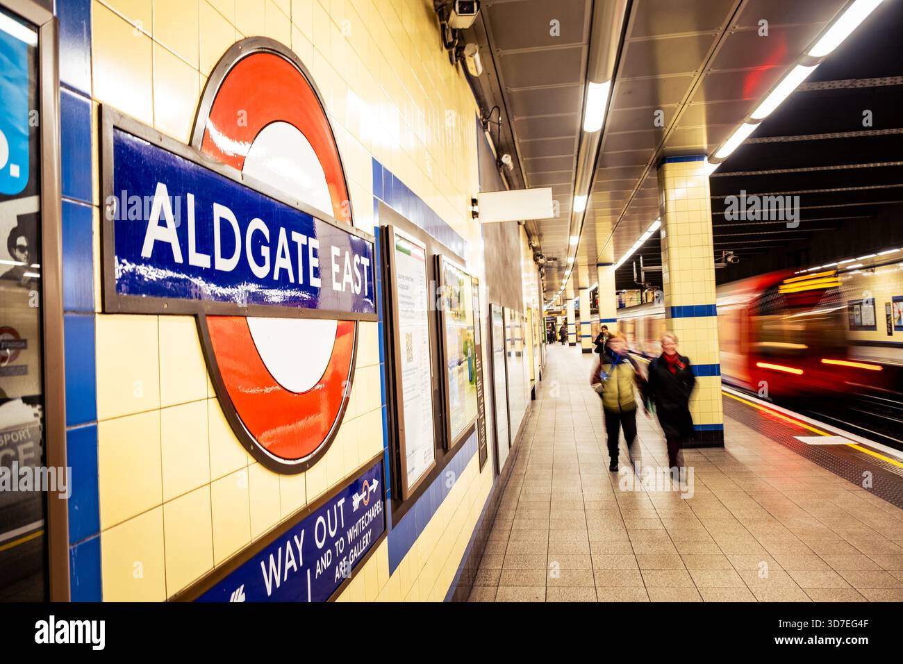 LONDRA - 29 OTTOBRE 2025: Stazione della metropolitana Aldgate East - binario in direzione est District & Hammersmith & City Line con treno in partenza Foto Stock