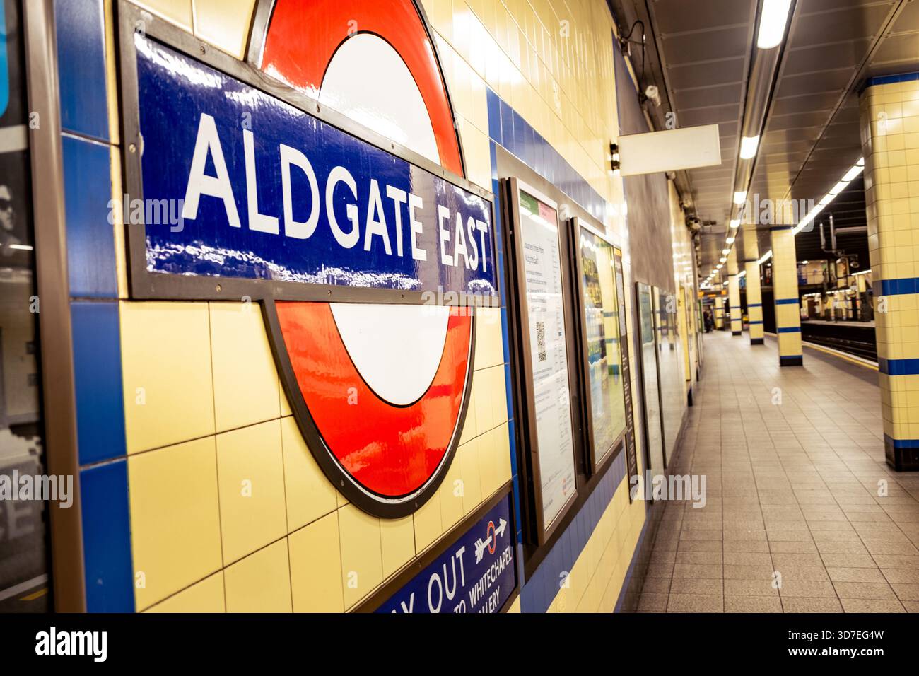 LONDRA - 29 OTTOBRE 2025: Stazione della metropolitana Aldgate East - binario in direzione est District & Hammersmith & City Line con treno in partenza Foto Stock