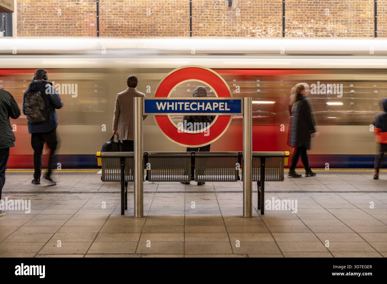 LONDRA - 29 OTTOBRE 2025: Stazione Whitechapel E1 - treno District Line che supera la banchina con l'iconica rotonda Foto Stock