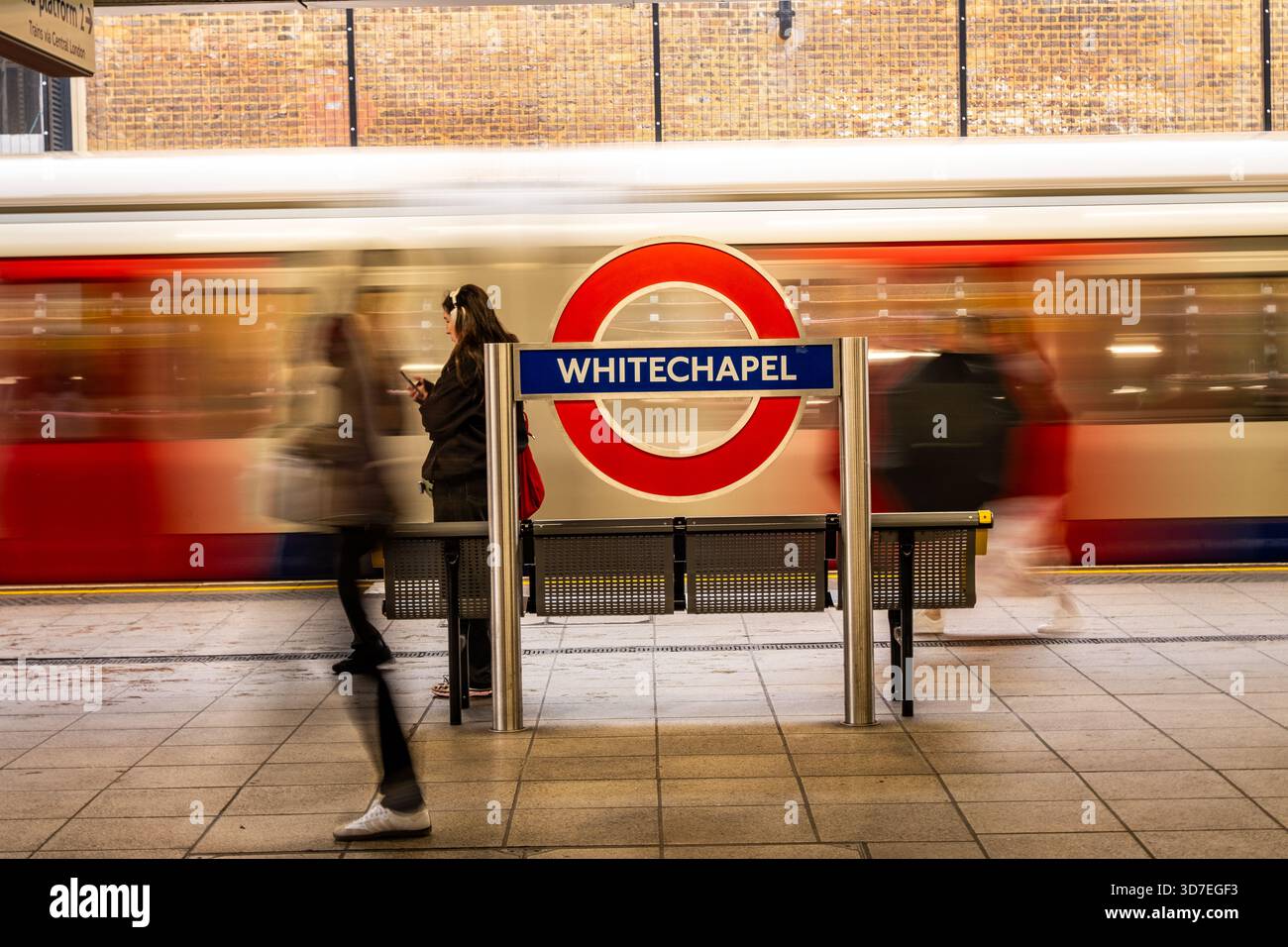 LONDRA - 29 OTTOBRE 2025: Stazione Whitechapel E1 - treno District Line che supera la banchina con l'iconica rotonda Foto Stock