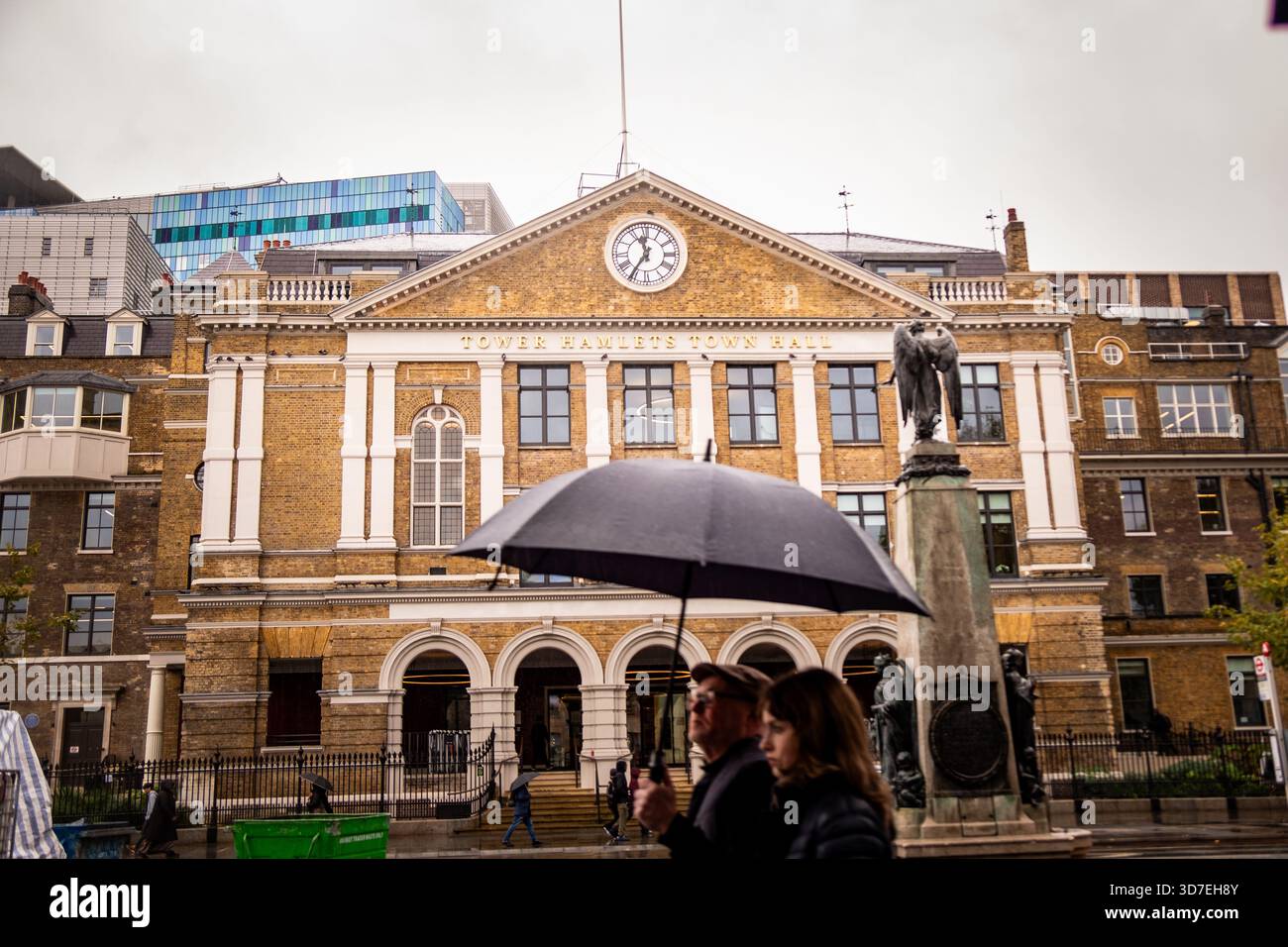 LONDRA - 29 OTTOBRE 2025: Tower Hamlets Town Hall E1 - facciata storica classificata di grado II con memoriale di guerra il giorno delle piogge d'autunno Foto Stock