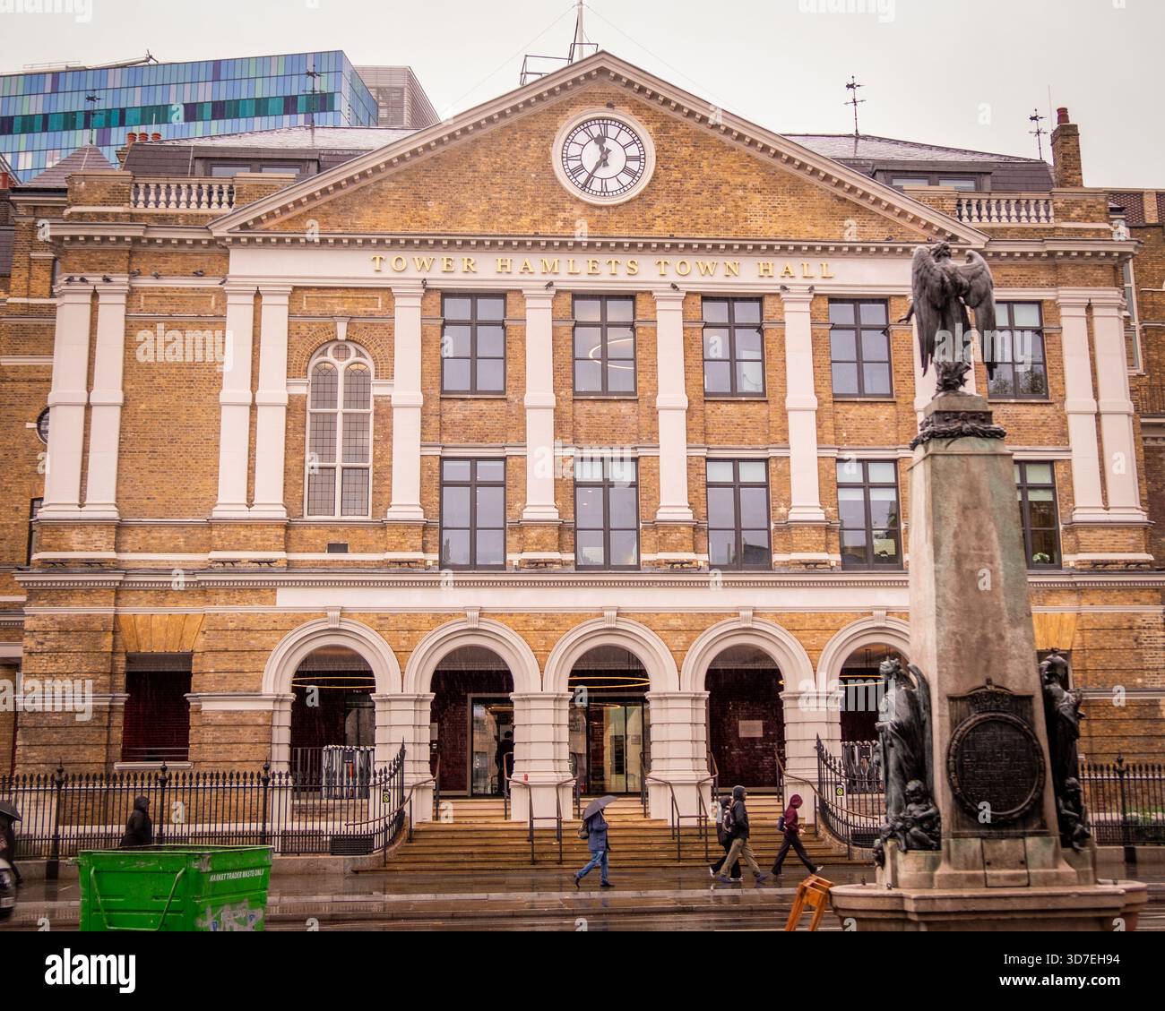 LONDRA - 29 OTTOBRE 2025: Tower Hamlets Town Hall E1 - facciata storica classificata di grado II con memoriale di guerra il giorno delle piogge d'autunno Foto Stock