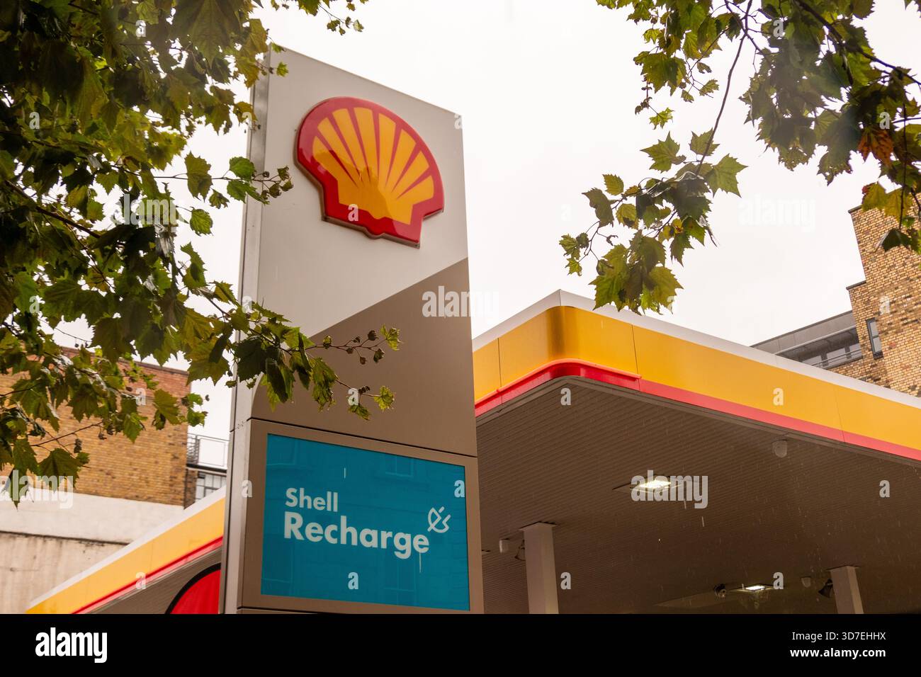 LONDRA - 29 OTTOBRE 2025: Stazione di servizio Shell e stazione di ricarica per veicoli elettrici - Whitechapel East London. Foto Stock