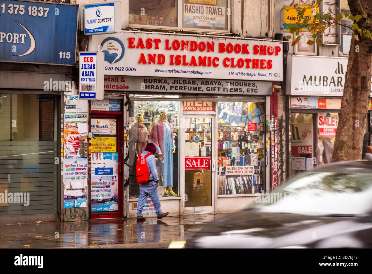 LONDRA - 29 OTTOBRE 2025: Whitechapel Road E1 - Libreria East London e negozi di abbigliamento islamico in un giorno di pioggia autunnale Foto Stock