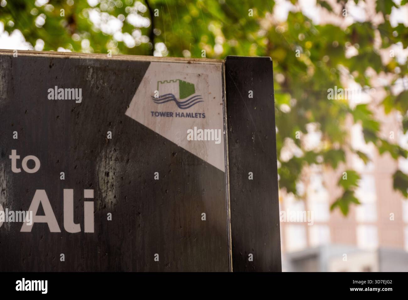 LONDRA - 29 OTTOBRE 2025: E1 - cartello con il logo per il parco Tower Hamlets Foto Stock