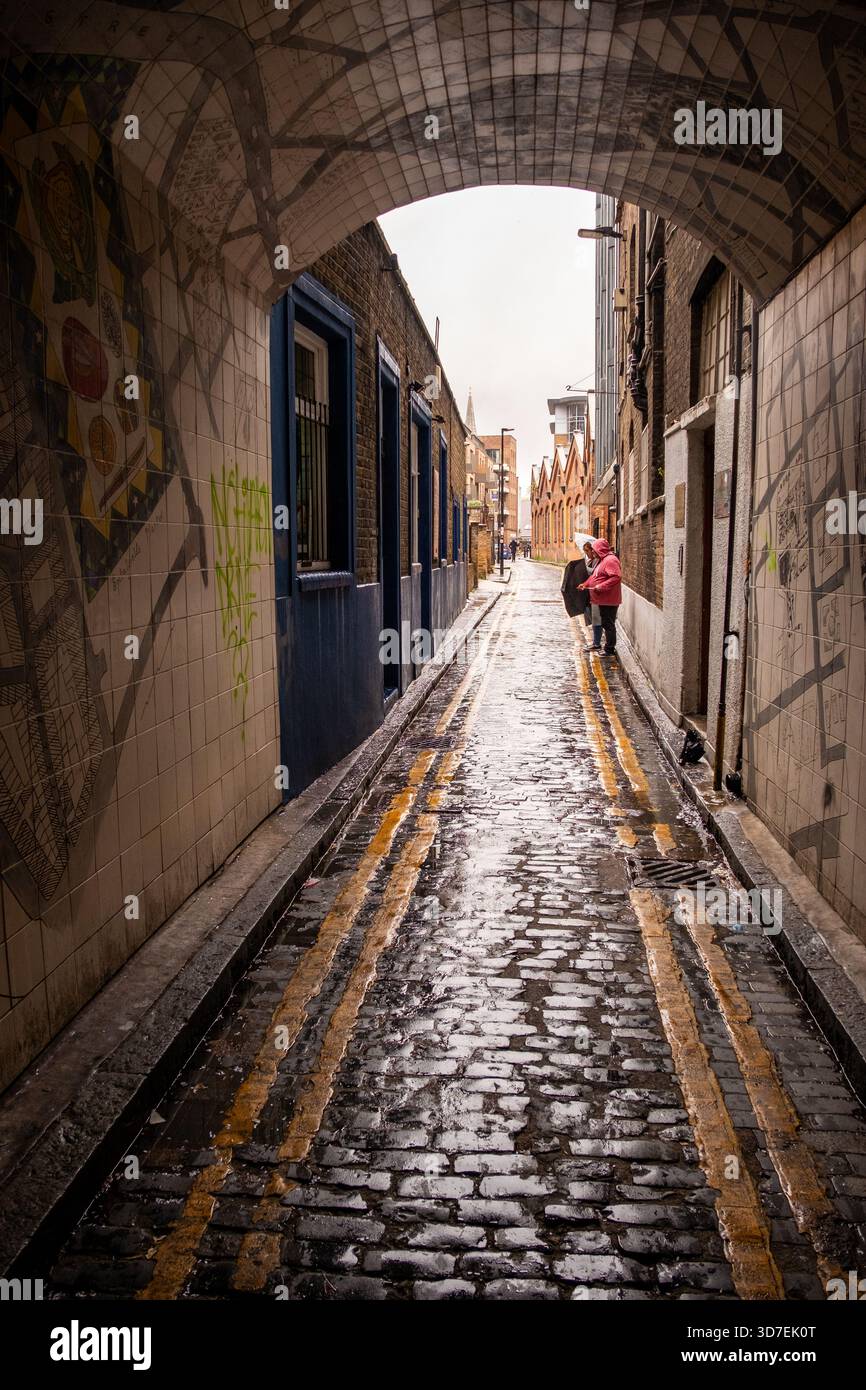 LONDRA - 29 OTTOBRE 2025: Whitechapel E1 – “chi era Jack lo Squartatore?” bacheca informativa sul muro di mattoni sotto la pioggia Foto Stock