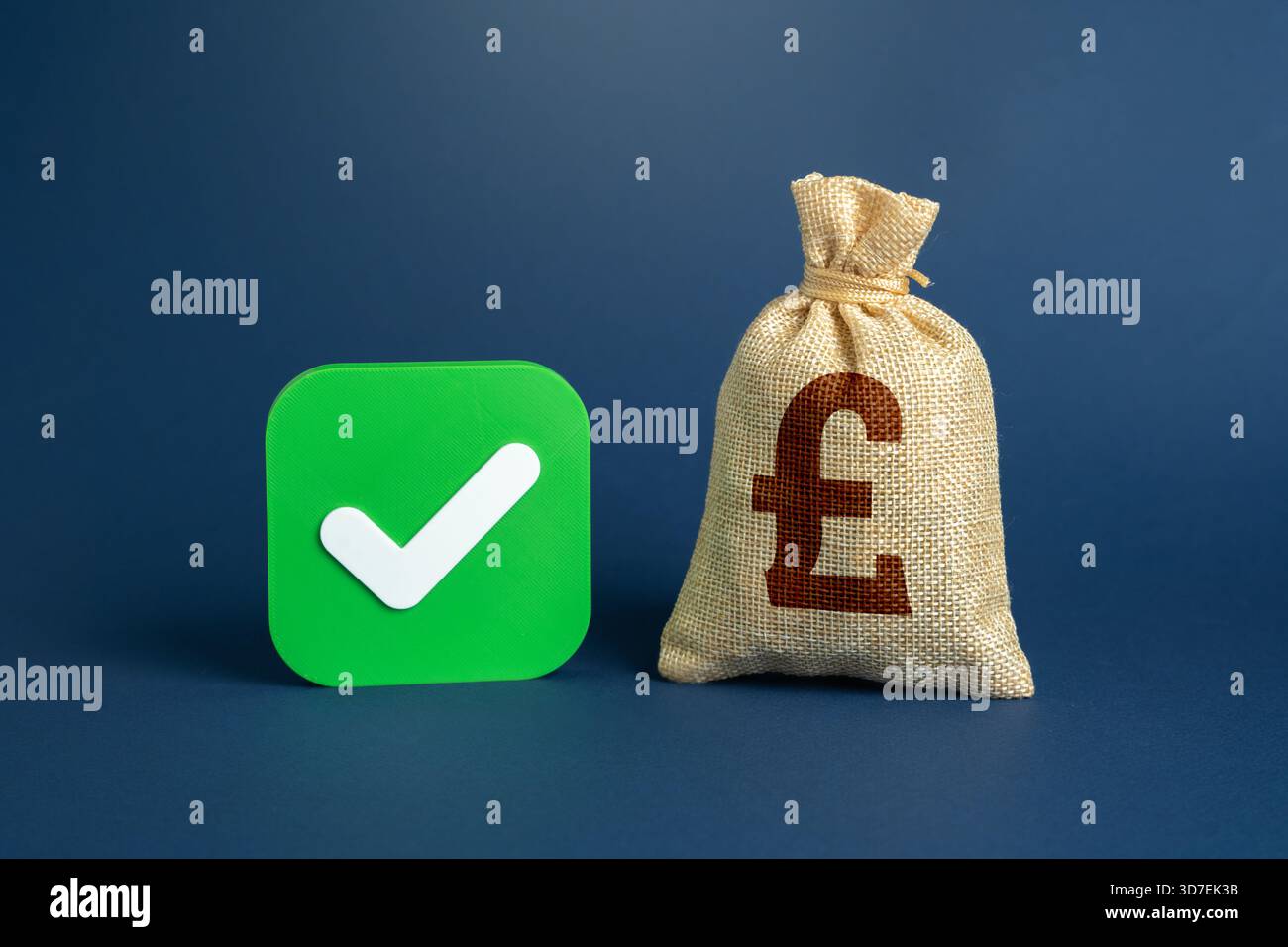 La sterlina britannica è un sacco di soldi e un sigillo di approvazione. Un segno di spunta verde nella casella di controllo. Capitale legalmente stabilito e esentasse. Garantire il finanziamento Foto Stock