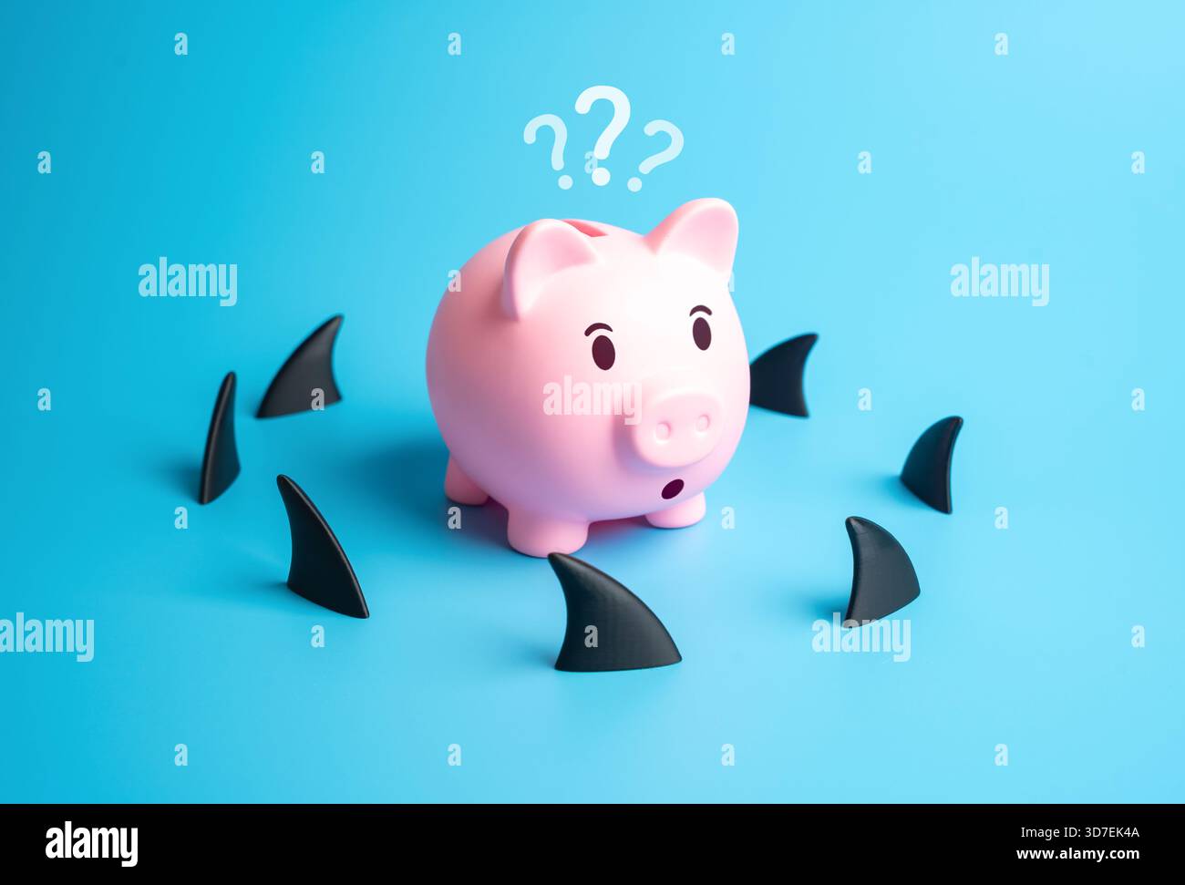 Minaccia al risparmio e allo stato finanziario. Salvadanaio in un anello di pinne di squalo. Rischio finanziario, volatilità del mercato e tutela dei consumatori. Avvertenze sugli investimenti Foto Stock